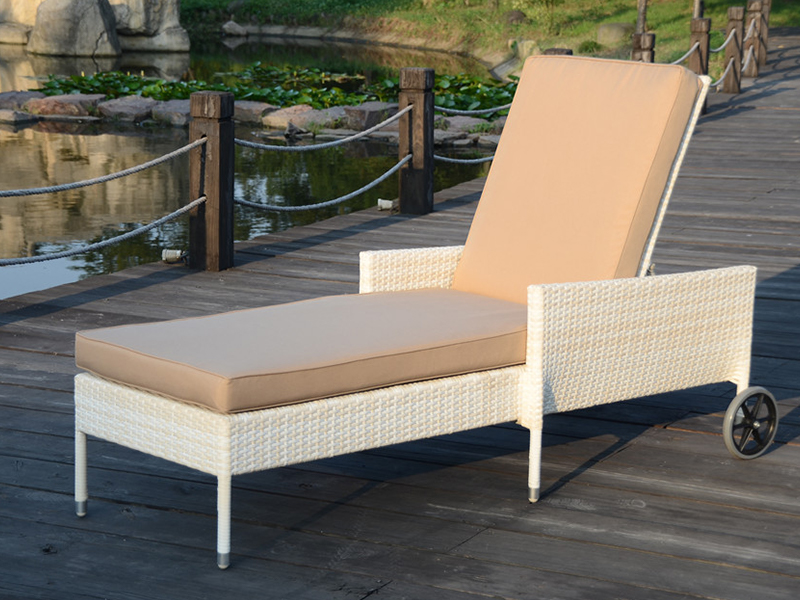 Outdoor Rattan Lounge na may dalawang gulong, hand-woven rattan daybed, poolside rattan chair YQ-RB-426